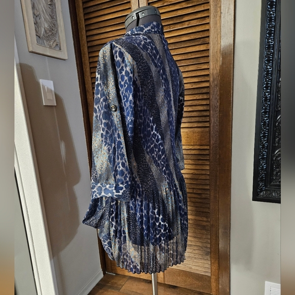Blue Animal Print Button-Up Blouse. - Picture 3 of 12